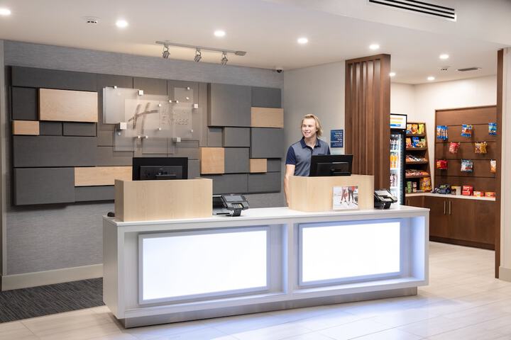 Holiday Inn Express & Suites Ft. Myers Beach-Sanibel Gateway by IHG