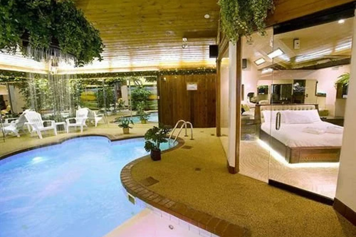 Sybaris Pool Suites Northbrook Adults Only