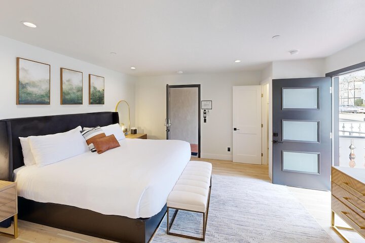 Room 83 of 131