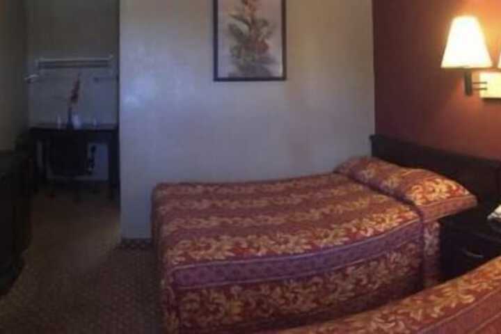 Hilltop Inn & Suites