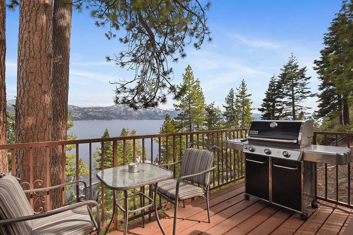 Stunning Views at Stargazer Lakefront Studio!