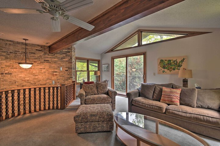 Spacious Lakehouse w / Deck Kayaks, & Dock!