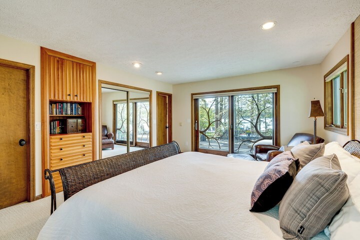 Luxe Poconos Pines Home w / Beach + Amenities!