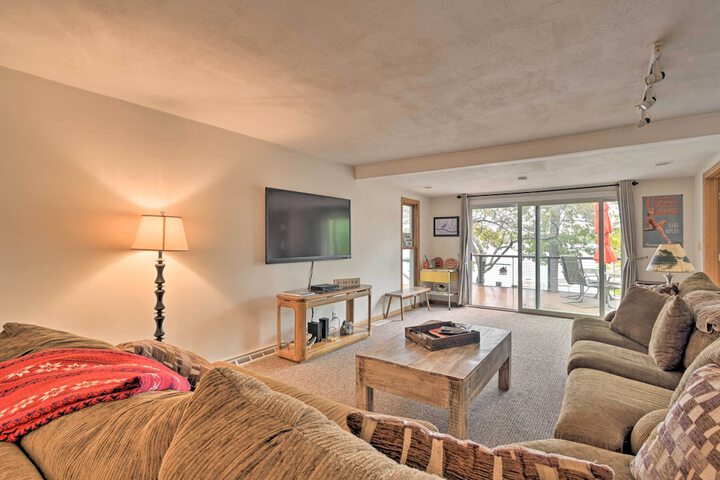 Spacious Lakehouse w / Deck Kayaks, & Dock!