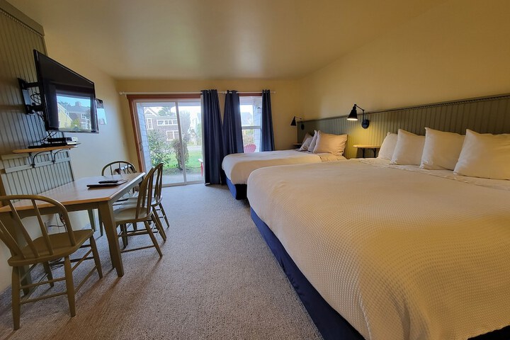 Sea Breeze Court
