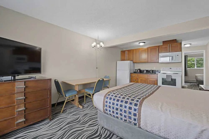 Room 25 of 40