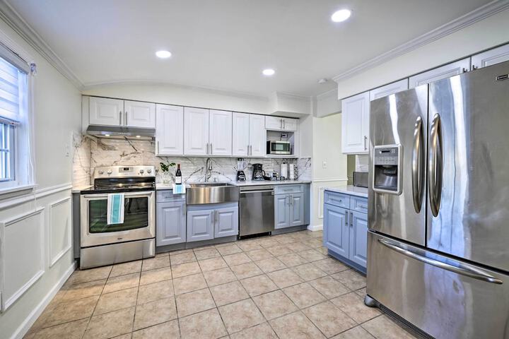 Bay Shore Vacation Rental w / Shared Yard!