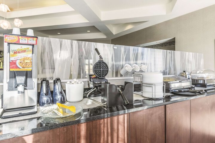 La Quinta Inn & Suites by Wyndham Alexandria Airport