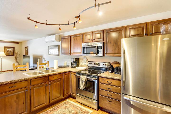 Centrally-located Deadwood Apt w / Mountain Views!