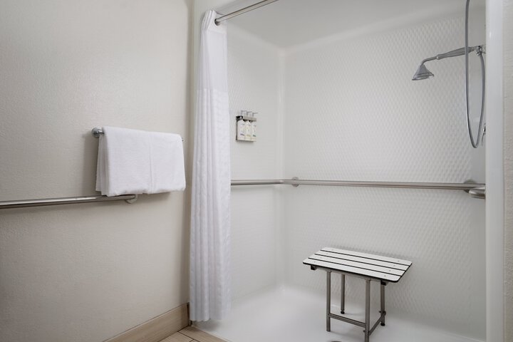 Room 25 of 38