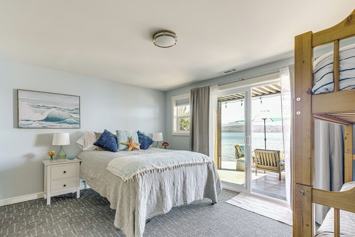 Bayfront Home w / Private Beach in Poulsbo!