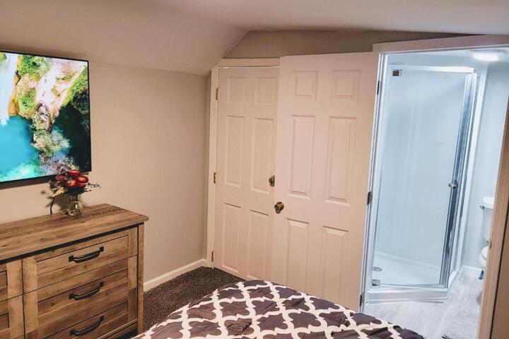 Nice house with private parking king bed fenced yard