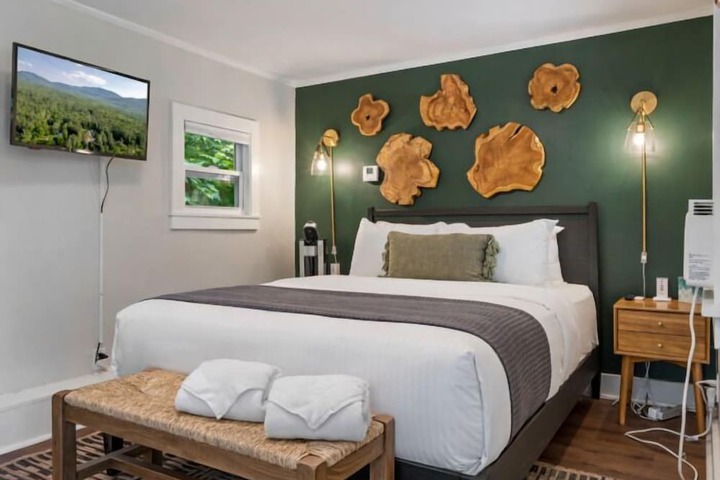 The Aurora Inn & Cottages