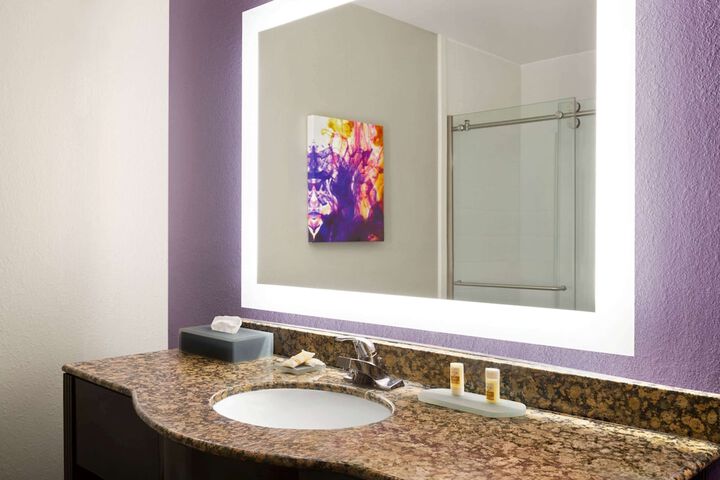 La Quinta Inn & Suites by Wyndham Lackawanna