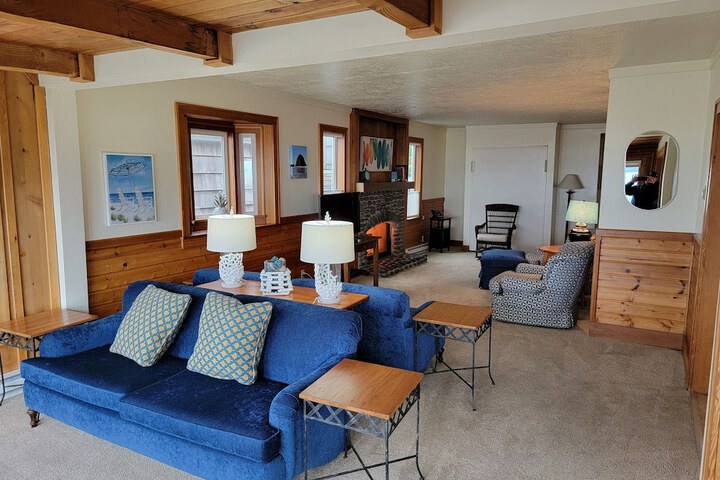 The Waves / The Argonauta Inn/The White Heron Lodge
