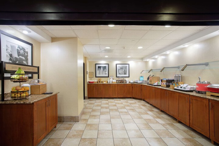 Hampton Inn & Suites Kansas City-Merriam