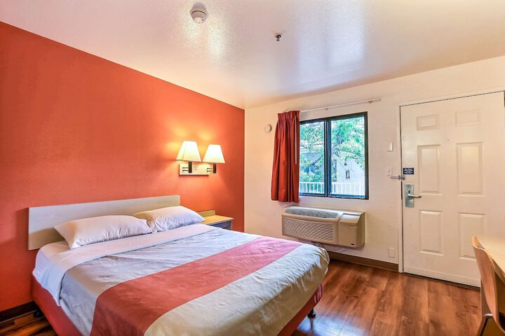 Motel 6 Pinole CA