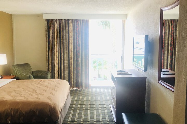 Room 32 of 46