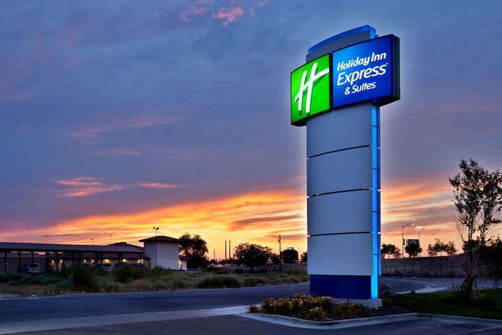 Holiday Inn Express & Suites Ontario by IHG
