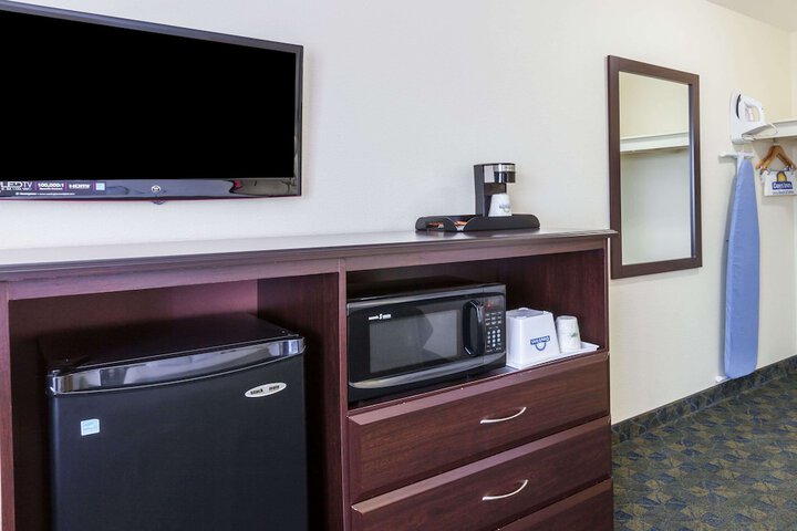 Room 4 of 18