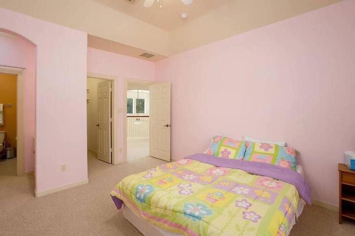 Bedroom with 3.5-Bathroom near Golf Course!