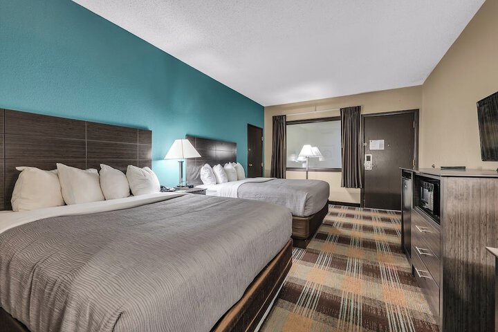 Quality Inn Roseville-Detroit North