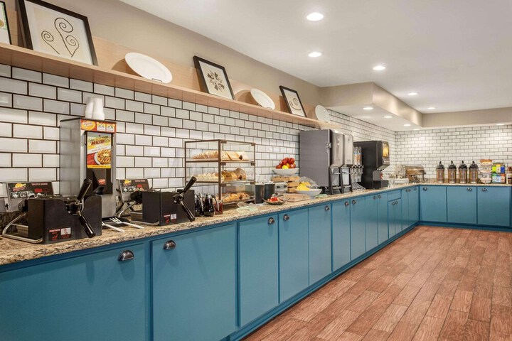 Country Inn & Suites by Radisson Ames, IA