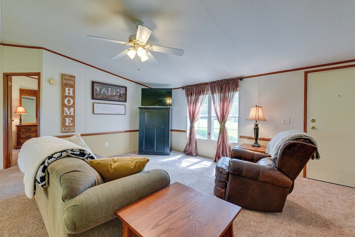 Sunny Florida Escape w / Screened-in Patio & Grill!
