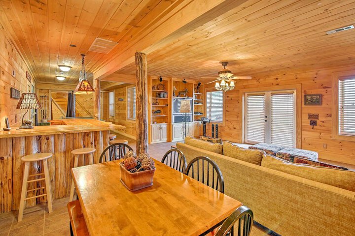 Lake Hartwell Lodge w / Dock Theater + Hot Tub!