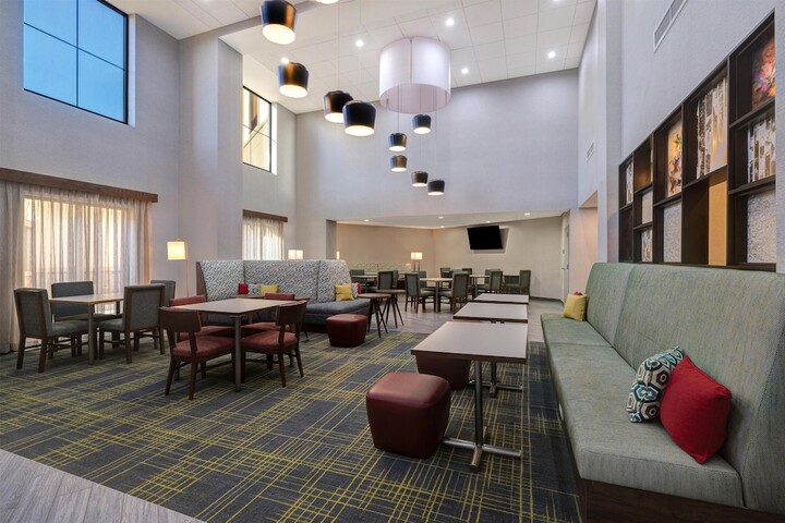 Hampton Inn & Suites Marina