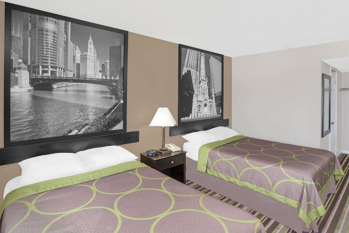 Super 8 by Wyndham Morton Grove / Chicago