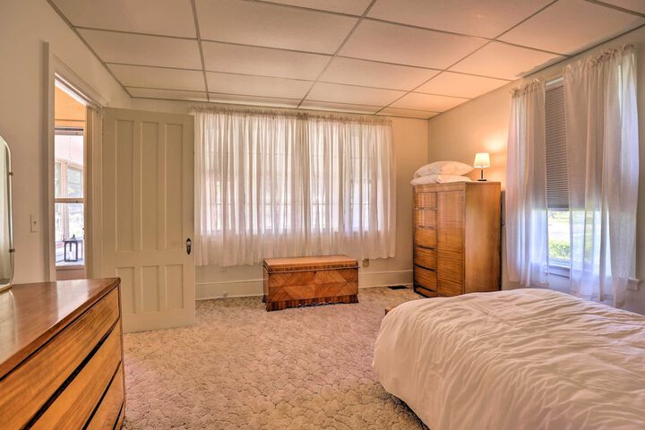 Walk to Beach Marina & Town! Lake Ontario Getaway