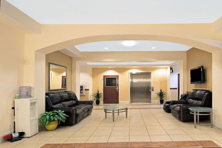 Super 8 by Wyndham Austin / Airport South