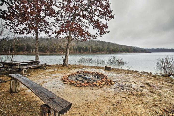 Stockton Lake Escape w / Kitchen Half Mile to Lake