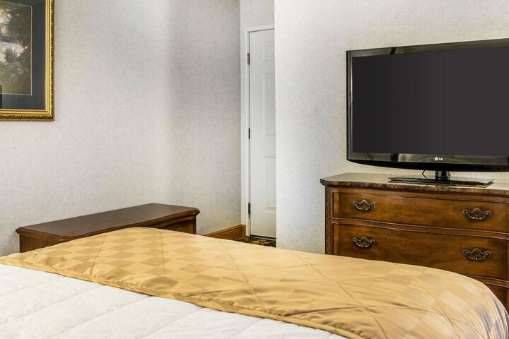 Clarion Hotel Mackinaw City Beachfront
