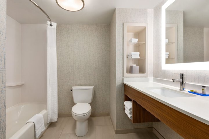 Holiday Inn Express & Suites Philadelphia - Mt. Laurel by IHG