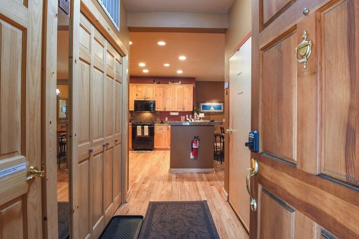 Crystal Charm Amazing 3 BDR Condo Close to Beaches Casinos, & Skiing!