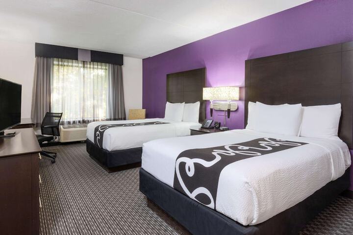 La Quinta Inn & Suites by Wyndham Clifton / Rutherford