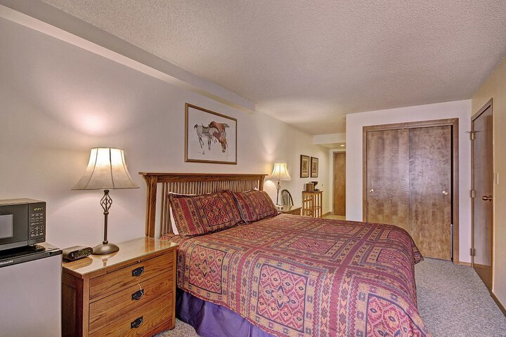 VS641H Village Square 1Br 1Ba Hotel Room