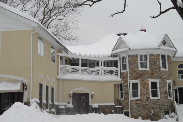 STONE MANOR BED & BREAKFAST INN