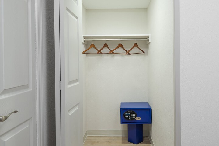 Room 32 of 47