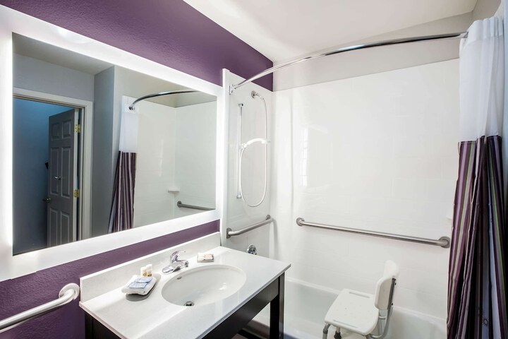 Room 25 of 46