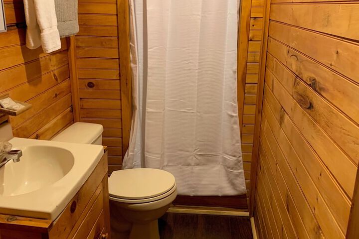 Pine Crest Motel & Cabins
