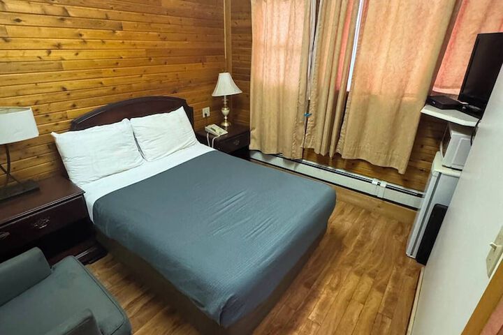 Parkway Motel & European Lodges