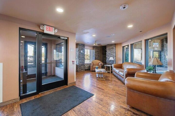Pinedale Hotel & Suites