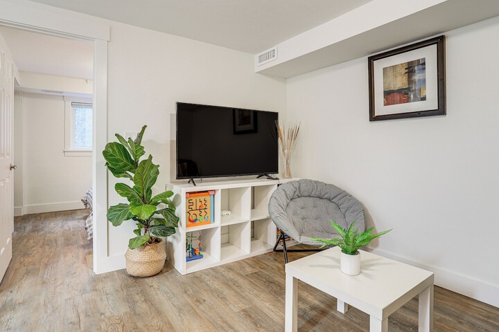 Walk to Beach & Lake Access: Cozy Redmond Apt!