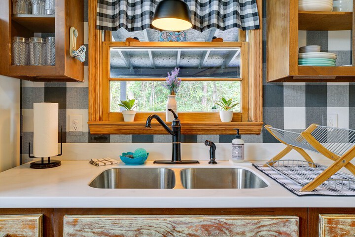 Oak Island Vacation Rental w / Decks Walk to Beach