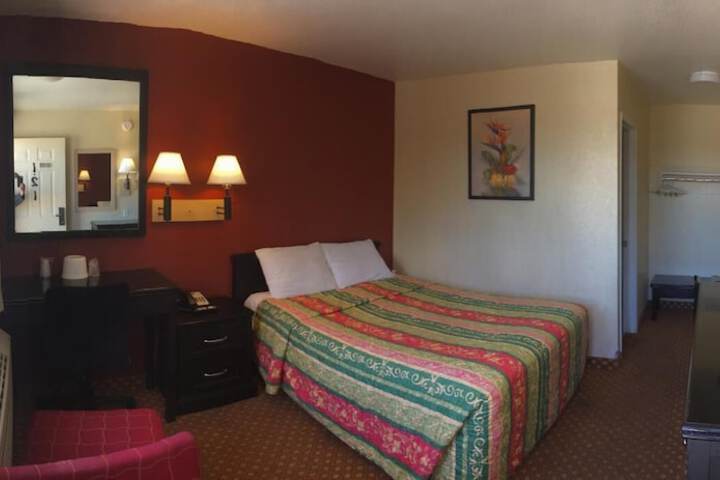 Hilltop Inn & Suites