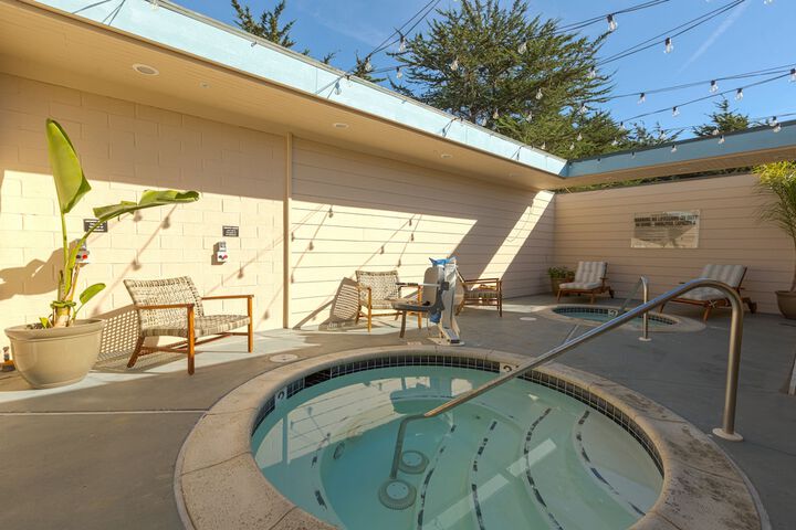 Cambria Landing Inn & Suites