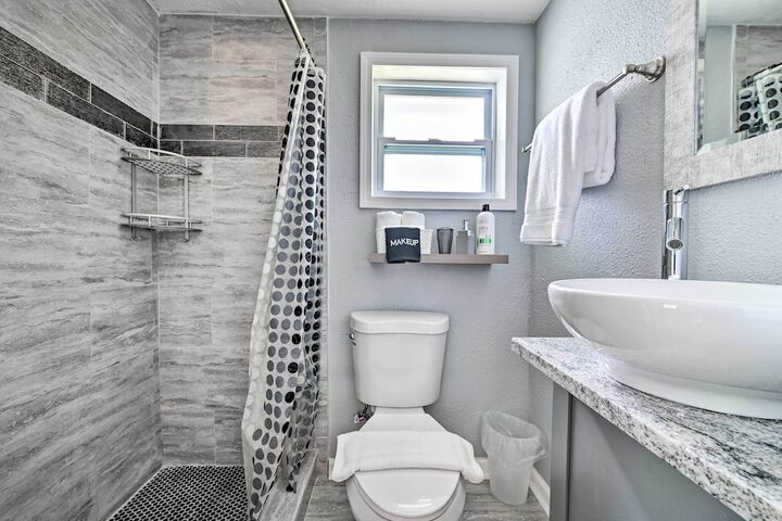 Renovated Port Richey Oasis w / Lanai + Grill!